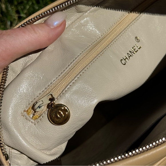 CHANEL lambskin VINTAGE shoulder/cross body bag. From 1994-1996. GORGEOUS! - Picture 8 of 17